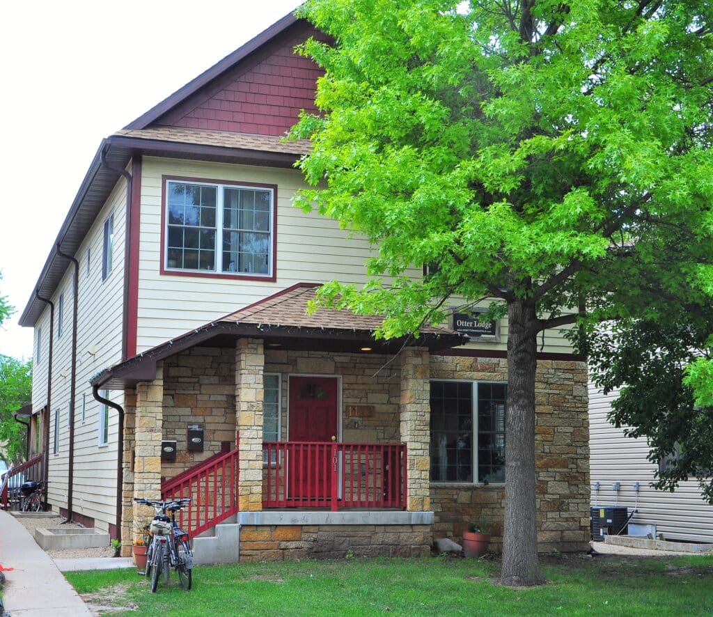 shot of the otter lodge, for rent in minneapolis near the university of Minnesota